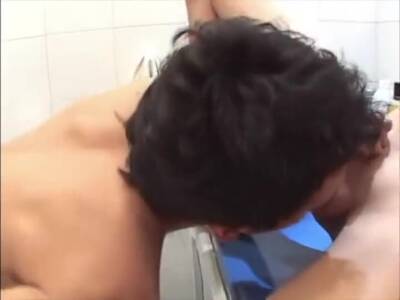 Damian culea en un baño a Richard - boyfriendtv.com