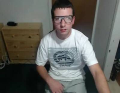 Cute nerdy boy cum to face on webcam - boyfriendtv.com