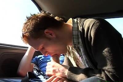 Gay chap goes messy with his boyfriend in a car sex act - nvdvid.com