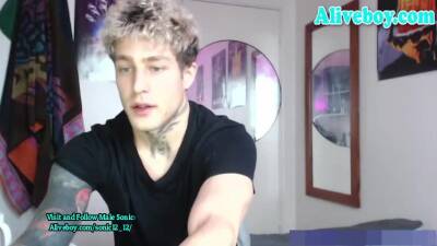 Swedish Hunk with huge dick and full tattoos wank on webcam - boyfriendtv.com - Sweden
