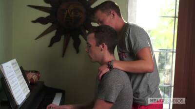 Brad Chase & Oliver Hudson - Tuning the 8 Inch Pianist - boyfriendtv.com